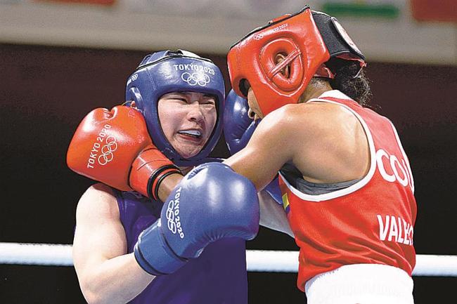 女子フライ級準々決勝　３回、コロンビア選手（右）を攻める並木月海＝両国国技館