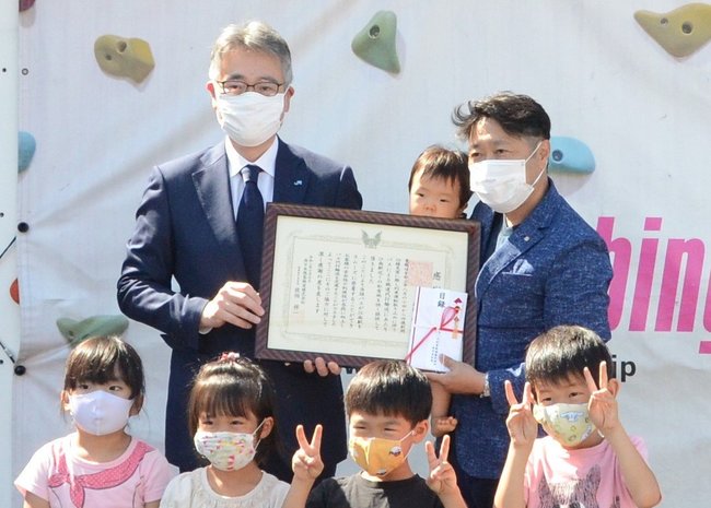 保育園園長の石飛昭文さん（右上）＝出雲市塩冶町、出雲すみれ保育園＝