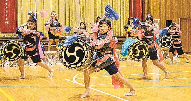 オリジナルの「千本桜」を披露する児童＝大田市三瓶町、池田小学校