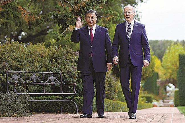 「ファイロリ」の庭園を歩くバイデン米大統領（右）と中国の習近平国家主席＝１５日、米カリフォルニア州ウッドサイド（ニューヨーク・タイムズ紙、ＡＰ＝共同）