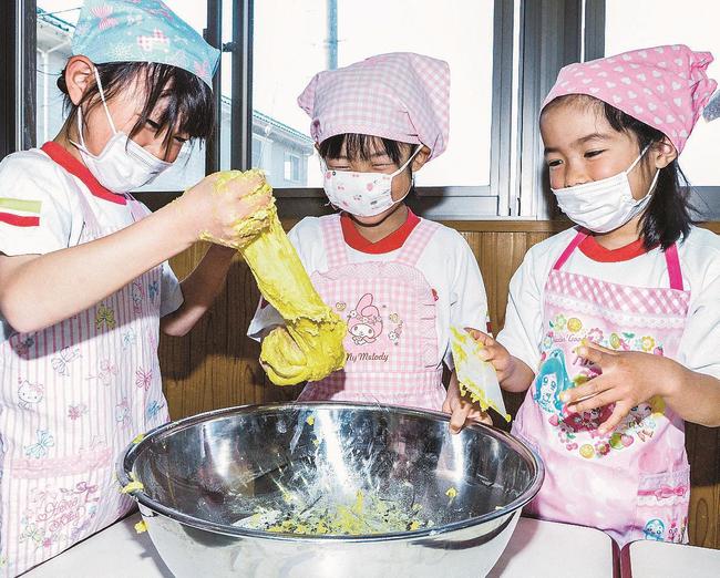 笑顔で生地をこねる園児=島根県奥出雲町横田、横田幼児園