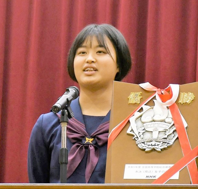 全国高校総合体育大会の優勝盾を傍らに、努力を重ねた日々を振り返る佐々木音華さん＝米子市勝田町、米子東高校