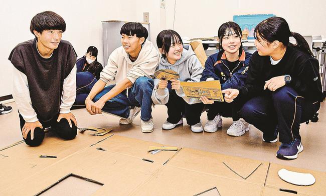 「みすみフェスティバル」で出展するミニゲームのブースについて話し合う生徒たち＝浜田市田町、市まちなか交流プラザ
