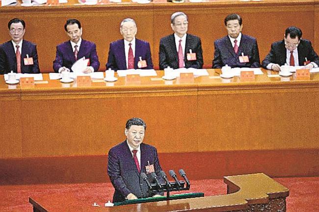 第２０回中国共産党大会で活動報告する習近平総書記（手前）＝１６日、北京の人民大会堂（共同）