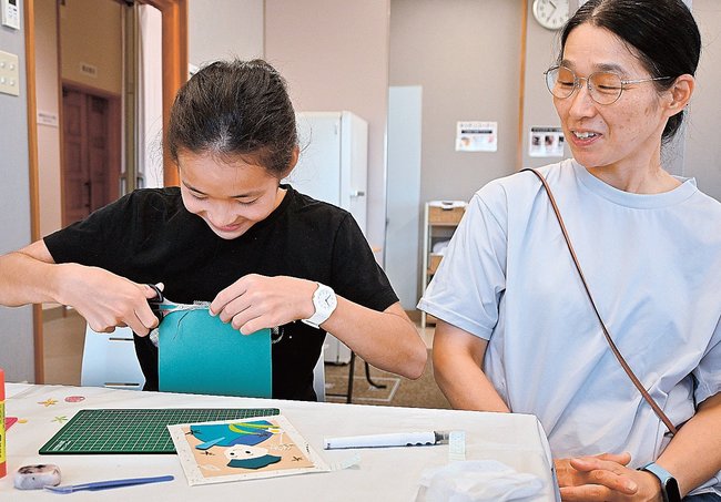 切り絵制作を楽しむ親子＝益田市本町、市立歴史文化交流館れきしーな