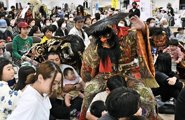 ＭＡＳＵＤＡ石見神楽ＷＥＥＫの開幕直後、市民と触れ合う益田市石見神楽神和会のメンバーら＝益田市常盤町、キヌヤ益田ショッピングセンター