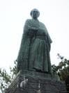 海を眺めるように立つ坂本龍馬像＝高知市（2019年３月撮影）