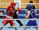 女子フェザー級で、松持亜実（右）を１回ＲＳＣで破り優勝した入江聖奈＝墨田区総合体育館