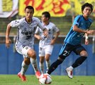 【ＦＣ神楽しまねーソニー仙台ＦＣ】前半、ＦＣ神楽しまねのＦＷ谷尾昂也（左）がドリブルで攻め上がる＝宮城県利府町、みやぎ生協めぐみ野サッカー場・Ｂグラウンド