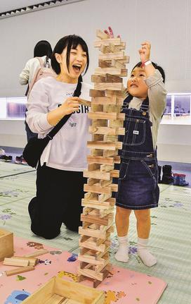 積み木を楽しむ親子〓（?）江津市江津町、市総合市民センター