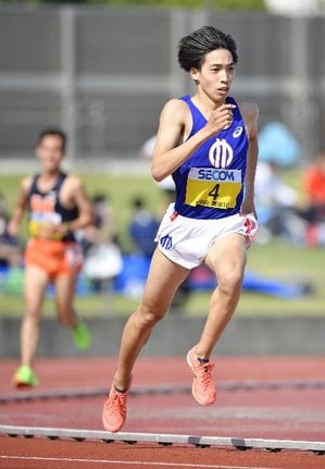 男子5000メートル　13分48秒90で日本勢最高の２位となった三浦龍司（手前）＝相模原ギオンスタジアム
