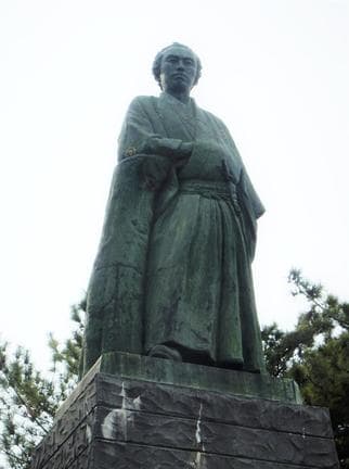 海を眺めるように立つ坂本龍馬像＝高知市（2019年３月撮影）