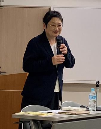 呪いの言葉について説明する上西充子教授＝大田市内