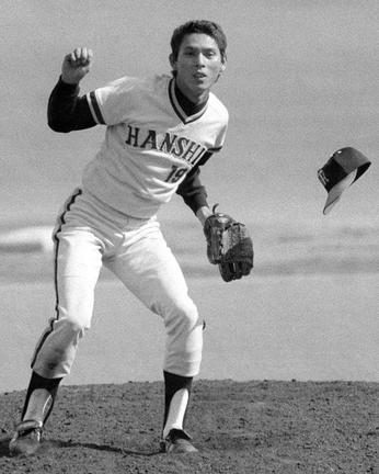 阪神に移籍した1979年５月、古巣の巨人戦で力投する小林繁投手＝後楽園球場
