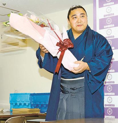 引退表明後、花束を受け取り笑顔を見せる隠岐の海＝東京都墨田区、両国国技館