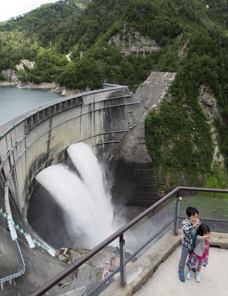 観光放水される黒部ダムで記念撮影する子どもたち＝２０２２年６月、富山県立山町