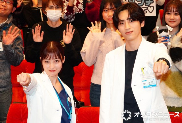 共演者にメロメロの様子をみせた(左から)橋本環奈、許豊凡 (C)ORICON NewS inc.