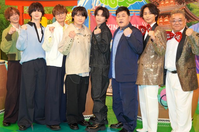 4月6日放送の『サンド&キスマイの気になるマン』囲み取材に参加したKis-My-Ft2&サンドウィッチマン (C)テレビ朝日