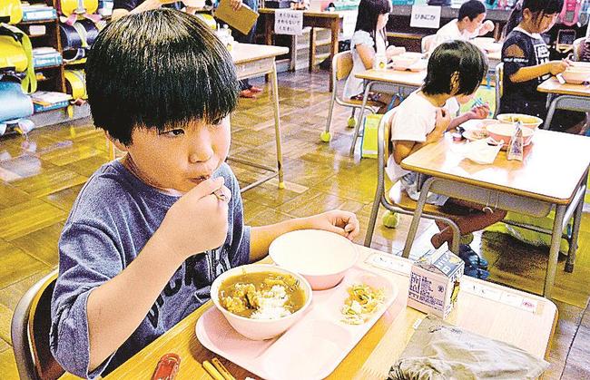 和牛カレーを?張る児童＝出雲市大社町遙堪、市立遙堪小学校