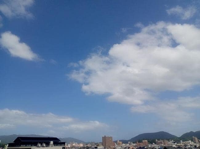 台風１４号が通り過ぎた翌日２０日の松江市の空。秋の空は変わりやすい。