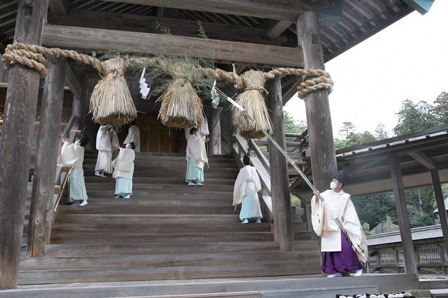 一年間のほこりやちりを払い落とす神職たち＝出雲市大社町杵築東、出雲大社