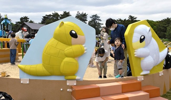 ポケモンキャラクター「サンド」をテーマにした公園で遊ぶ親子=鳥取市浜坂、鳥取砂丘子どもの国