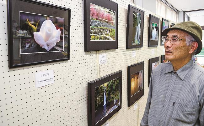 大賞を受賞した作品を紹介する江角好敏さん＝出雲市斐川町直江、島根銀行斐川支店ロビー