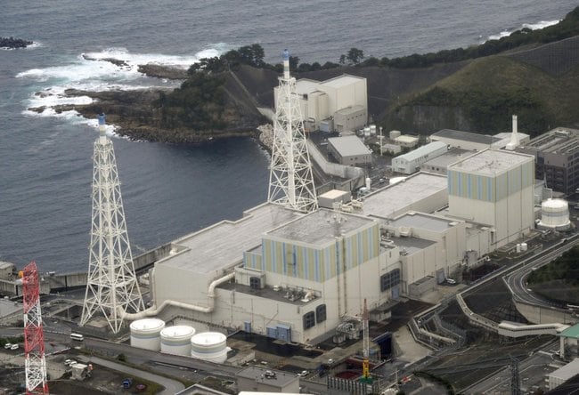 中国電力島根原発２号機（手前）。右は１号機＝２０２４年１１月、松江市