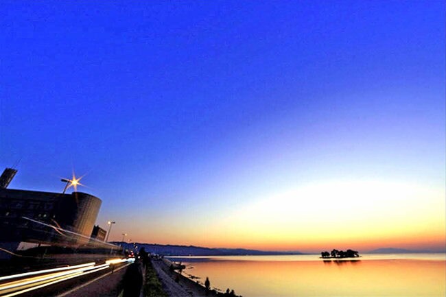 「日本の夕日百選」に選ばれる宍道湖の夕日（提供）