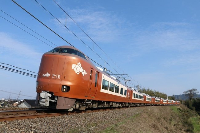 ４月６日に営業運転を始める特急やくもの新型車両２７３系＝出雲市斐川町直江
