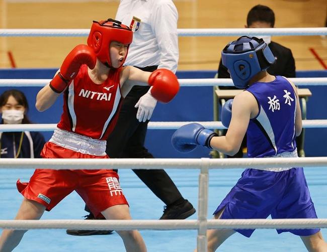 女子フェザー級で、松持亜実（右）を１回ＲＳＣで破り優勝した入江聖奈＝墨田区総合体育館