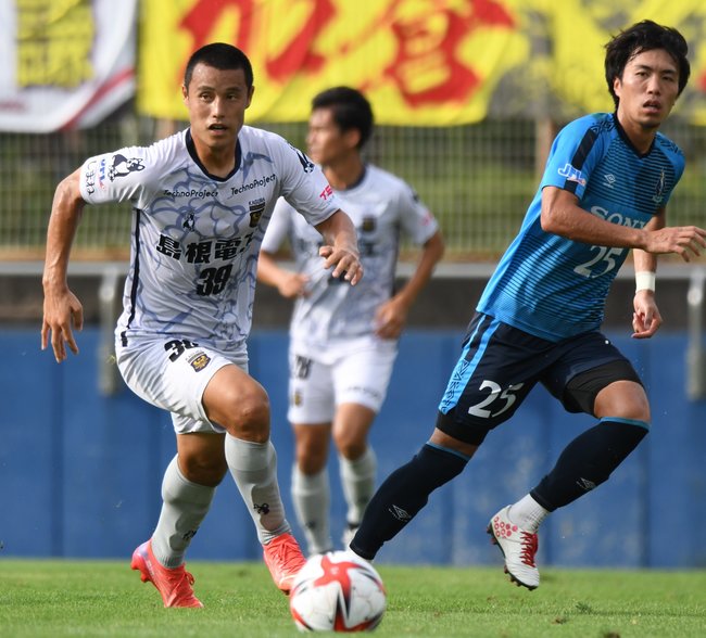 【ＦＣ神楽しまねーソニー仙台ＦＣ】前半、ＦＣ神楽しまねのＦＷ谷尾昂也（左）がドリブルで攻め上がる＝宮城県利府町、みやぎ生協めぐみ野サッカー場・Ｂグラウンド