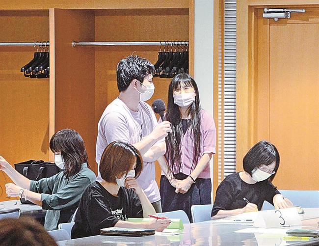 参加者と意見交換する宮本恭子教授（奥右）＝松江市東津田町、いきいきプラザ島根