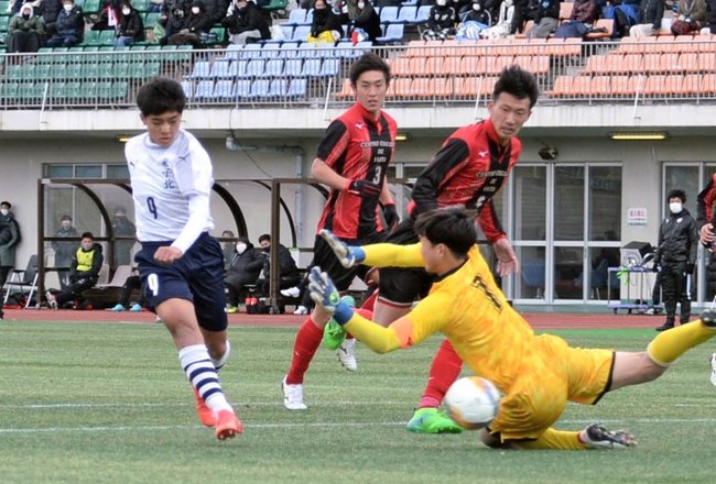 【２回戦・米子北ー矢板中央】前半３５分、米子北のＦＷ福田秀人がシュートを決め、先制する＝千葉県柏市、県立柏の葉公園総合競技場
