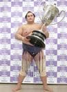 大相撲秋場所で優勝し、賜杯を手にする新横綱の照ノ富士＝両国国技館（代表撮影）