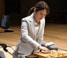 第３１期倉敷藤花戦３番勝負第２局で西山朋佳女流四冠と対局する里見香奈倉敷藤花＝岡山県倉敷市、倉敷市芸文館