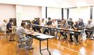 必要な物資や今後の対応を話し合う日御碕地区の住民＝出雲市大社町宇龍、日御碕コミュニティーセンター