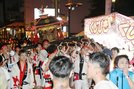 企業みこしを担ぐ山陰合同銀行の関係者＝松江市天神町