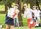 １番のティーショットを終え、カメラにアピールする（左から）小橋絵利子と井上＝大山平原ゴルフクラブ