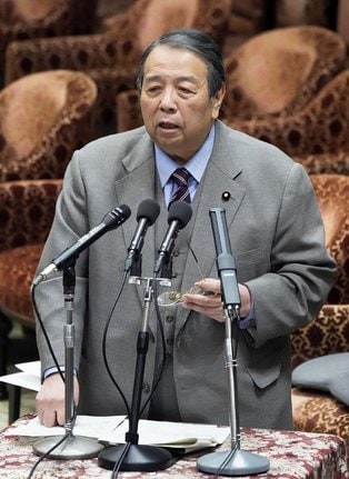 衆院予算委で答弁する村上誠一郎総務相＝１４日午前