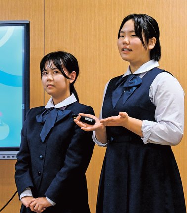 松江の理想像を発表する島根大付属義務教育学校の生徒＝松江市末次町、市役所