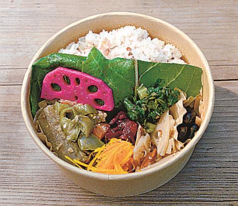 ナスピーマンのみそ炒め、わさび菜のおひたし、ビーツのきんぴらなど８種のおかずが入った弁当