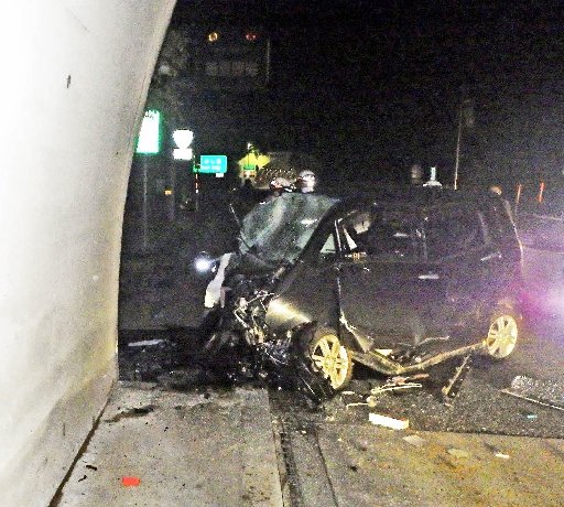 事故で大破した軽自動車＝１６日午前４時半ごろ、鳥取県日南町生山（鳥取県警提供）