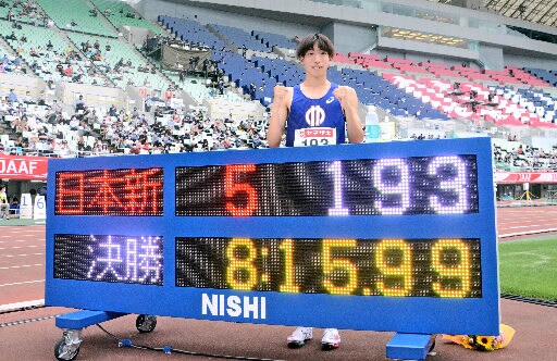 ８分１５秒９９の日本新記録で優勝し、ポーズをとる三浦龍司＝大阪市、ヤンマースタジアム長居