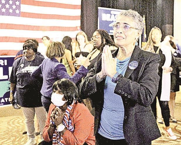 米中間選挙で、開票状況を見守る民主党候補の支持者ら＝８日、ノースカロライナ州（ロイター＝共同）