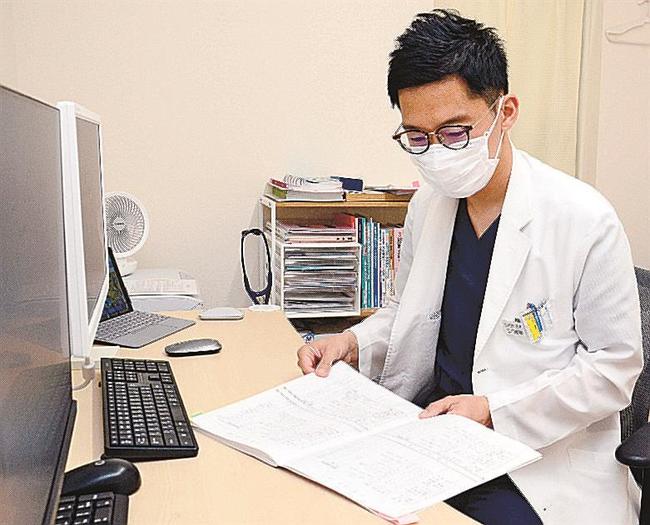 ワクチン接種開始を前に予約を確認し、キャンセル分に備える江口春樹院長＝出雲市塩冶有原町６丁目、江口内科医院