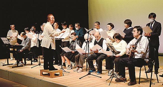 「エーデルワイス」を合唱するコミュニティハウスはしまと、ふれあい工房ふれんどの音楽クラブ＝安来市飯島町、アルテピア