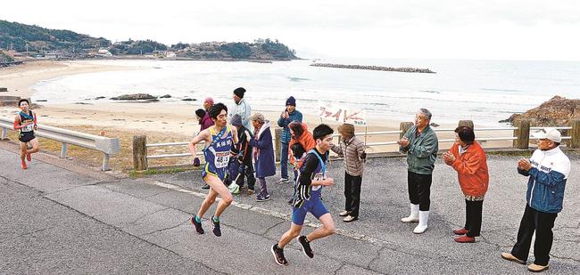 日本海をバックに、沿道の声援を受けて力走するランナー（第２８回大会から）
