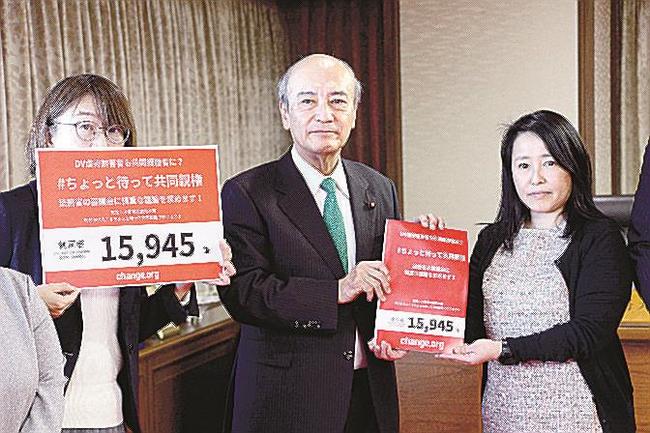 共同親権導入に関し、慎重な議論を求める要望書を小泉龍司法相（中央）に提出するＤＶ被害者らのグループ＝２０２３年１２月２２日、法務省