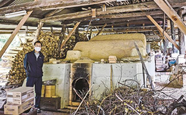 休止状態となっている母里窯の登り窯＝安来市伯太町東母里